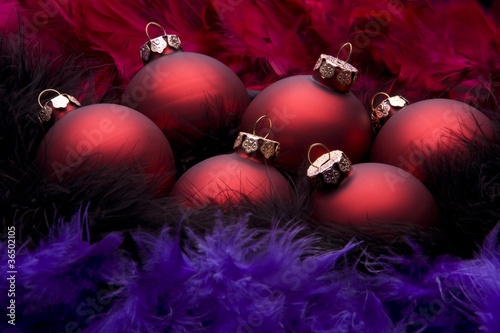 Rote Weihnachtskugeln mit Federn