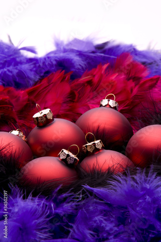 Rote Weihnachtskugeln mit Federn