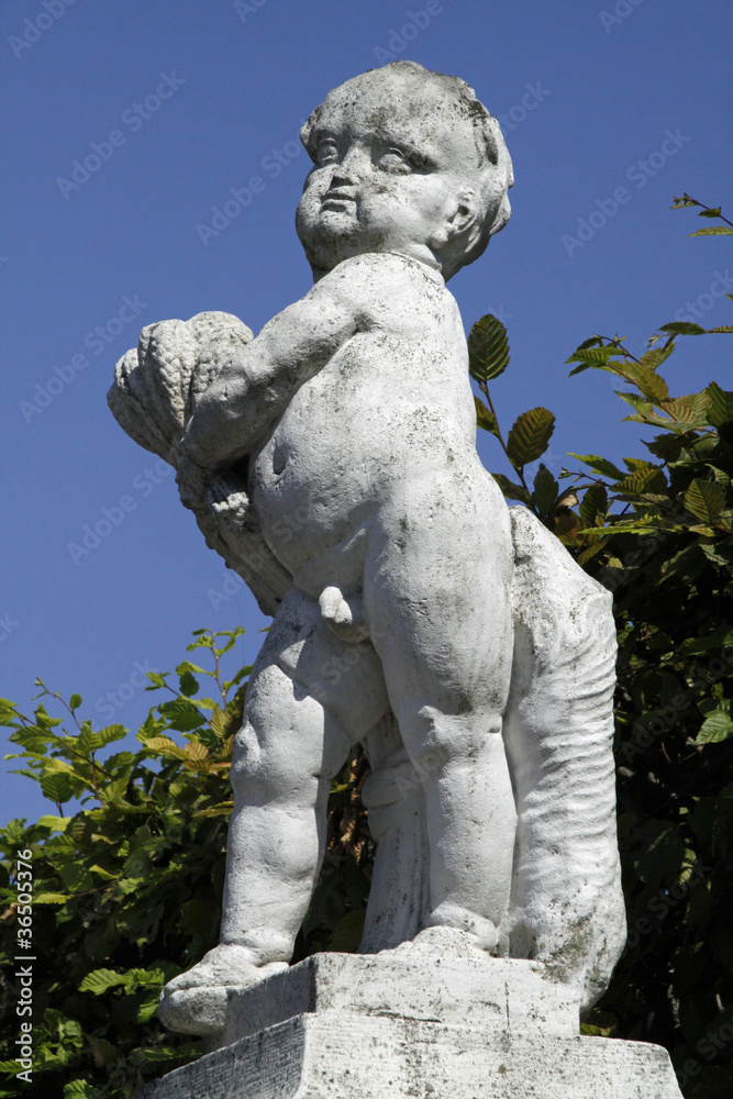 Fototapeta premium Putte in einem Barockgarten