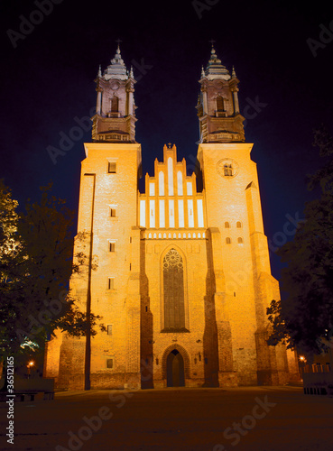 wieże gotyckiej katedry nocą 2