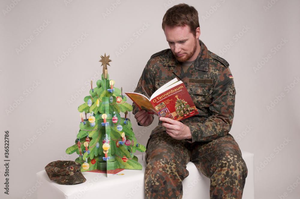 Soldat zu Weihnachten im Auslandseinsatz StockFoto Adobe Stock