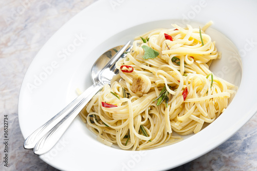 spaghetti with turkey meat on sage with chilli