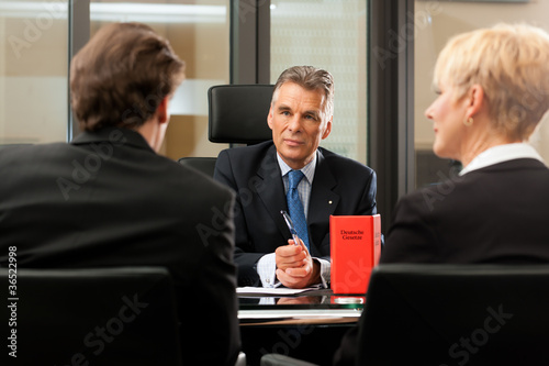 Anwalt oder Notar mit Mandanten in seinem Büro photo