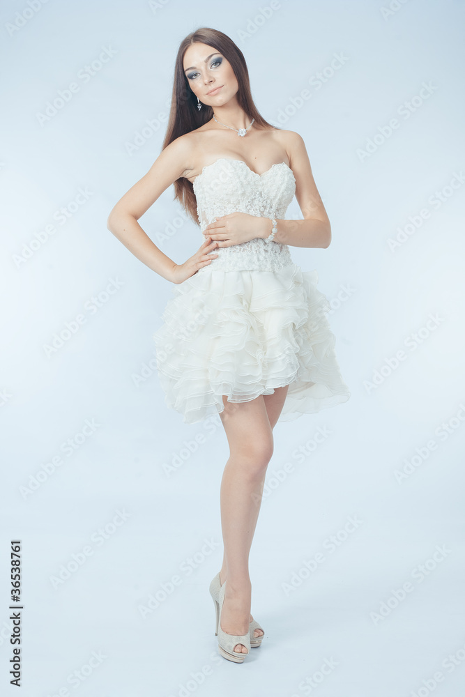 Naklejka premium Beautiful girl in wedding dress