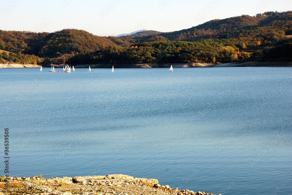 Fototapeta premium lago bilancino in toscana nei pressi di firenze
