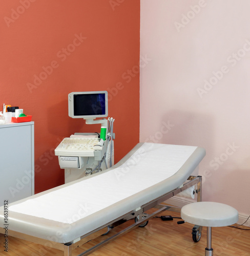 Untersuchungsplatz mit Ultraschallgerät in Arztpraxis