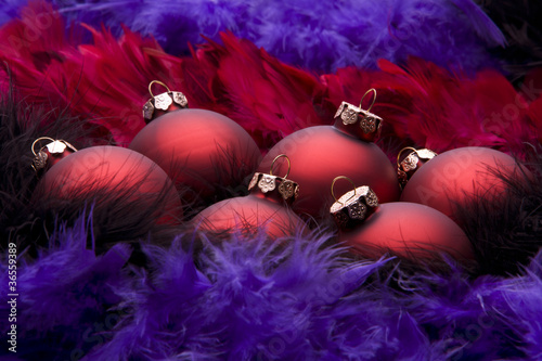 Sechs Rote Weihnachtskugeln in Federn