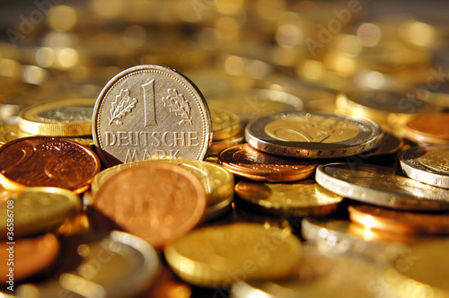 Eine 1 D Mark Münze steht auf Euromünzen. 