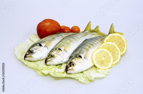 Raw fish with lemon and tomatoes