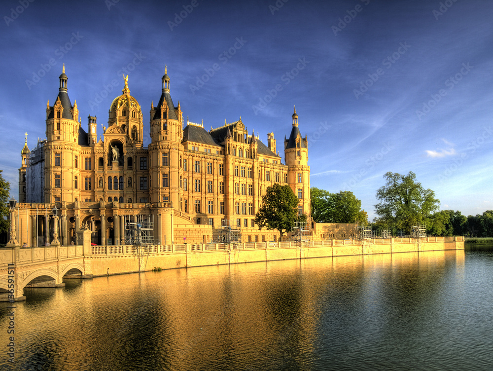 Schwerin_Schloss_Vorderansicht_Abendlicht