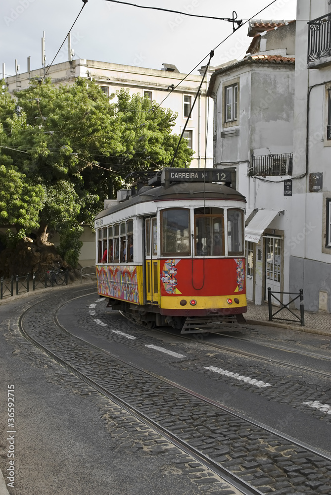 Tranvía en marcha por las calles de Lisboa.