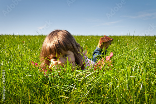 Kind im Gras