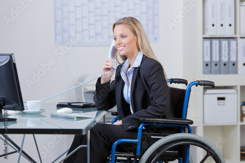 gehbehinderte angestellte im büro