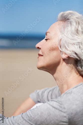 Nahaufnahme: attraktive Seniorin genießt das Meer
