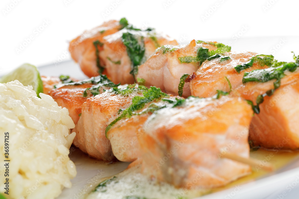 Lachspieße mit Limetten- Basilikumbuttersoße Lachspieße mit Limetten- Basilikumbuttersoße