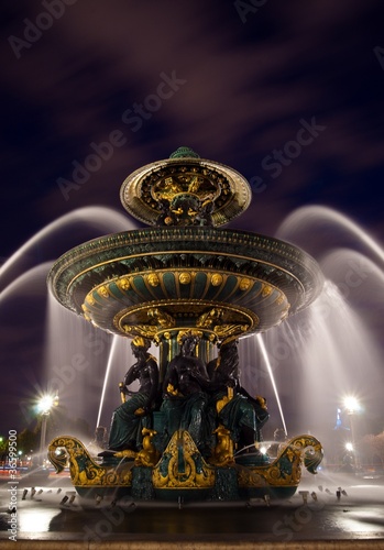 fontaine la nuit