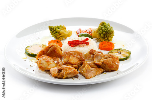 Fried chicken nuggets, white rice and vegetables