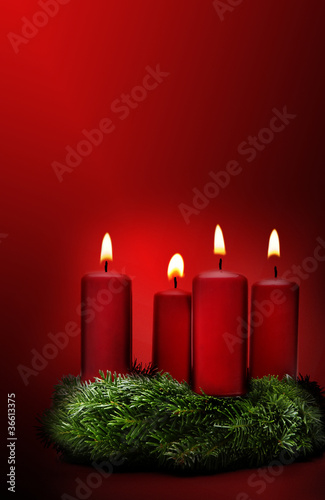 Adventskranz mit vier brennenden Kerzen