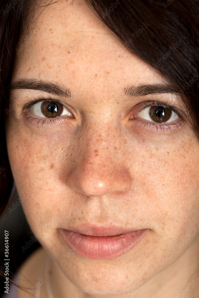 Obraz premium Face of a young girl with freckles