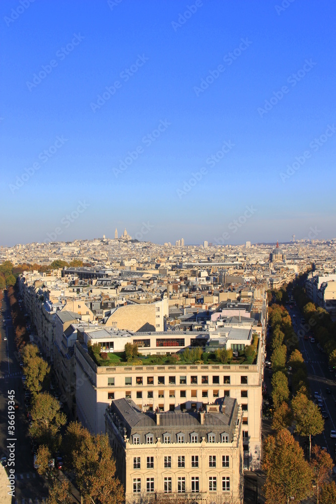 Panorama de Paris vue depuis le sommet de l'Arc de Triomphe à Paris