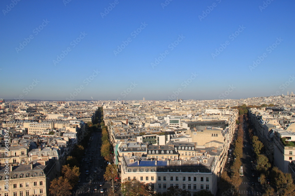 Panorama de Paris vue depuis le sommet de l'Arc de Triomphe à Paris