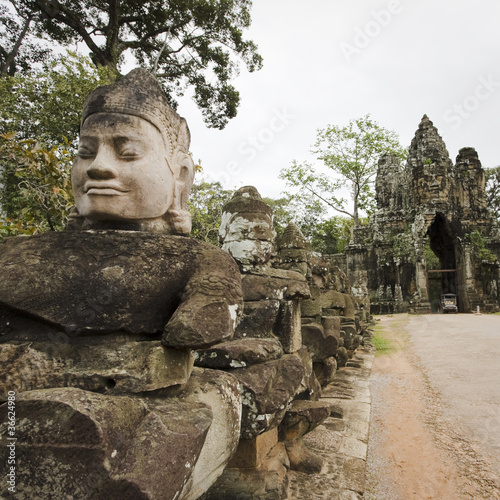 statue ad angkor in cambogia photo