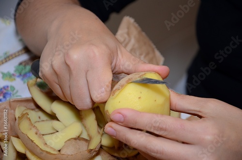 Preparazione patate photo