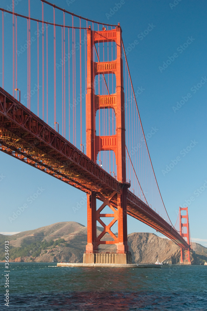 Fototapeta premium The Golden Gate Bridge in San Francisco during the sunset