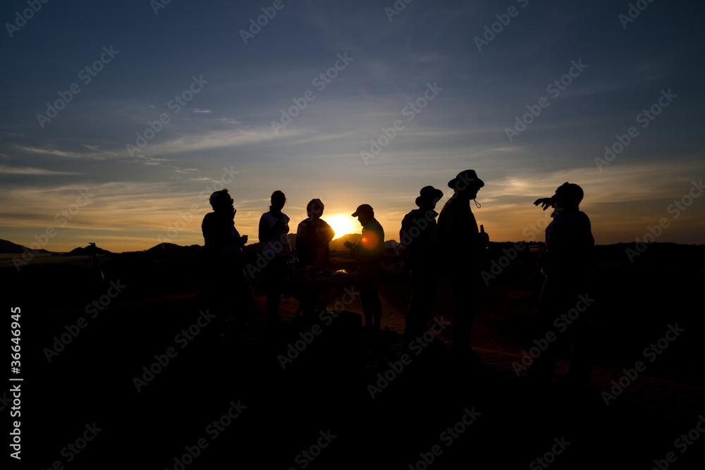 Fototapeta premium Sundowner in der Namib Wüste