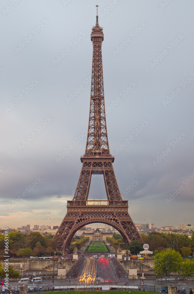 eiffel tower on a cloudy day