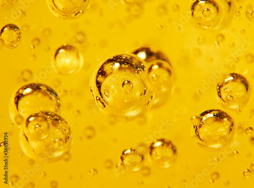 Air bubbles in oil