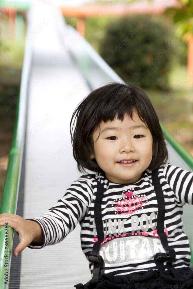 滑り台で遊ぶ女の子