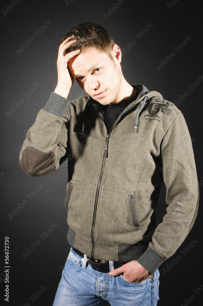 Junger Mann, nachdenklich Junger Mann, nachdenklich