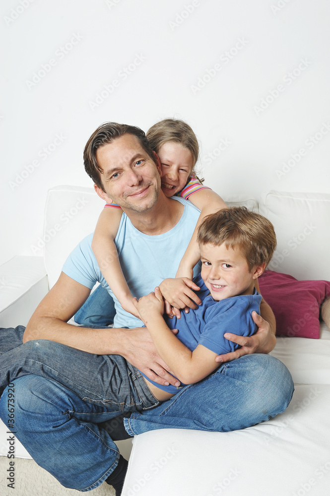 Kinder toben mit Papa Kinder toben mit Papa