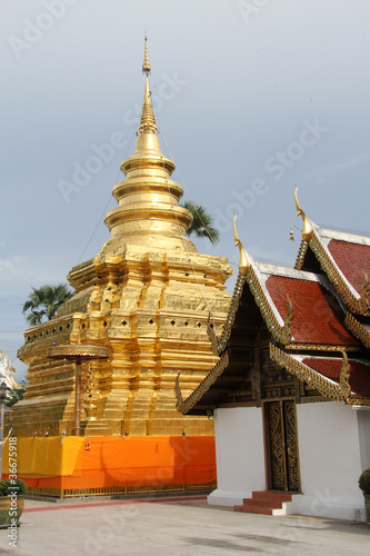 Wat Phra That Si Chom Thong Wora Wiharn © Valery Shanin