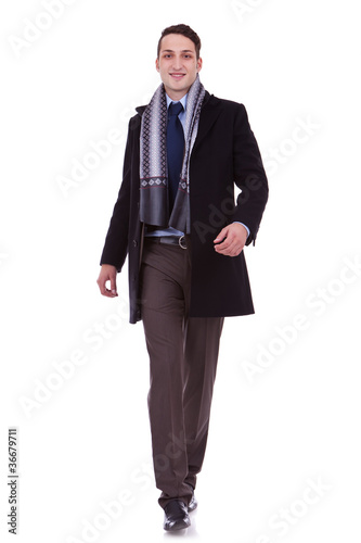 Foto business man walking forward