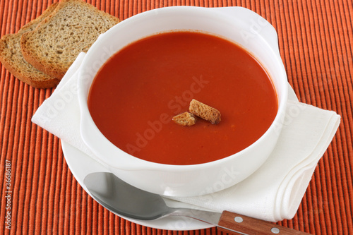 Cuadro en lienzo tomato soup in white bowl with toasts