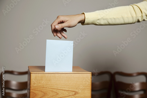 Frau in Wahlzelle photo