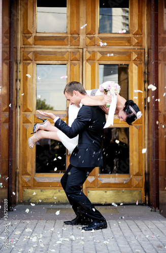 Εκτύπωση καμβά Just married couple showered in rose petals