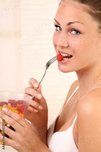 Frau isst Obstsalat