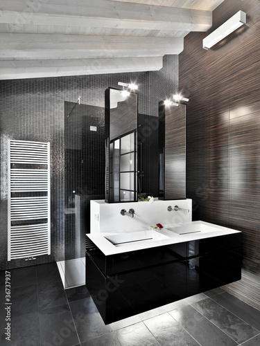 bagno moderno in mansarda photo