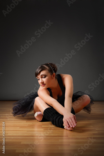 Ballerina sit on the floor © Boris Riaposov