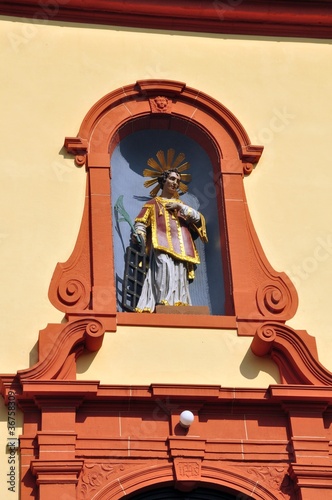 Zu Fuße der St.Laurentiuskirche in Hemsbach photo