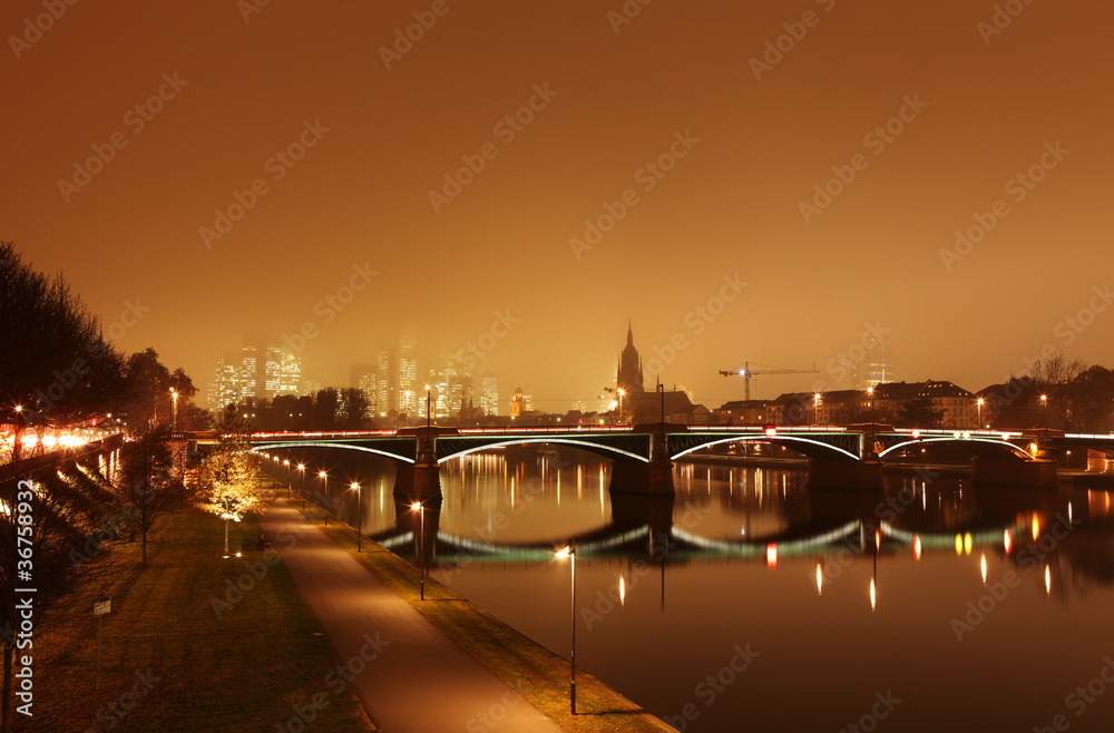 Frankfurt bei Nacht, Obermainbrücke, Skyline im Hintergrund