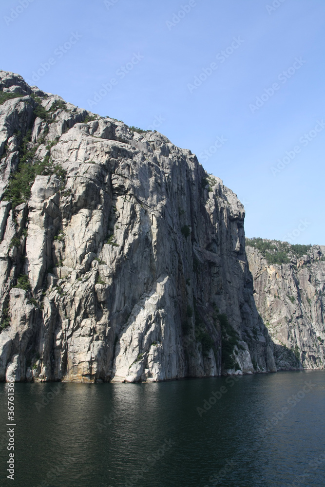 Felswand im Fjord