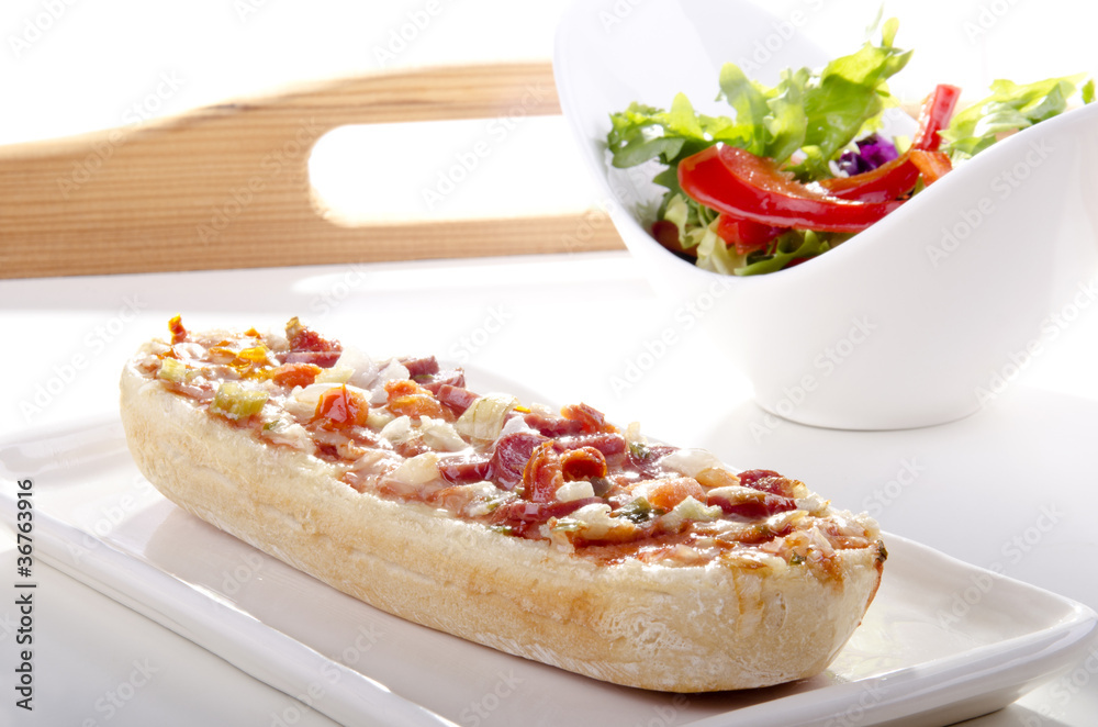 Salami Baguette Zwiebeln und frischem Salat in einer Schüssel Salami Baguette Zwiebeln und frischem Salat in einer Schüssel