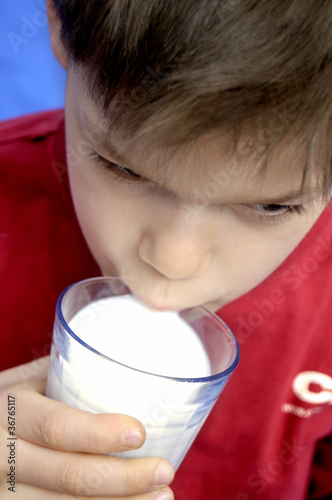 enfant boisson lait photo