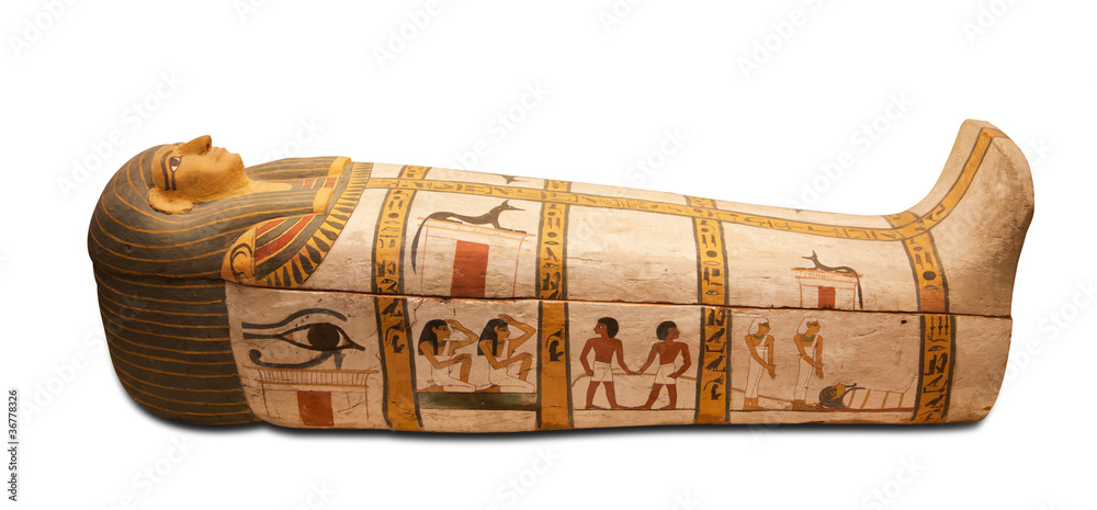 Fototapeta premium Egipski sarkofag na białym tle ze ścieżką przycinającą