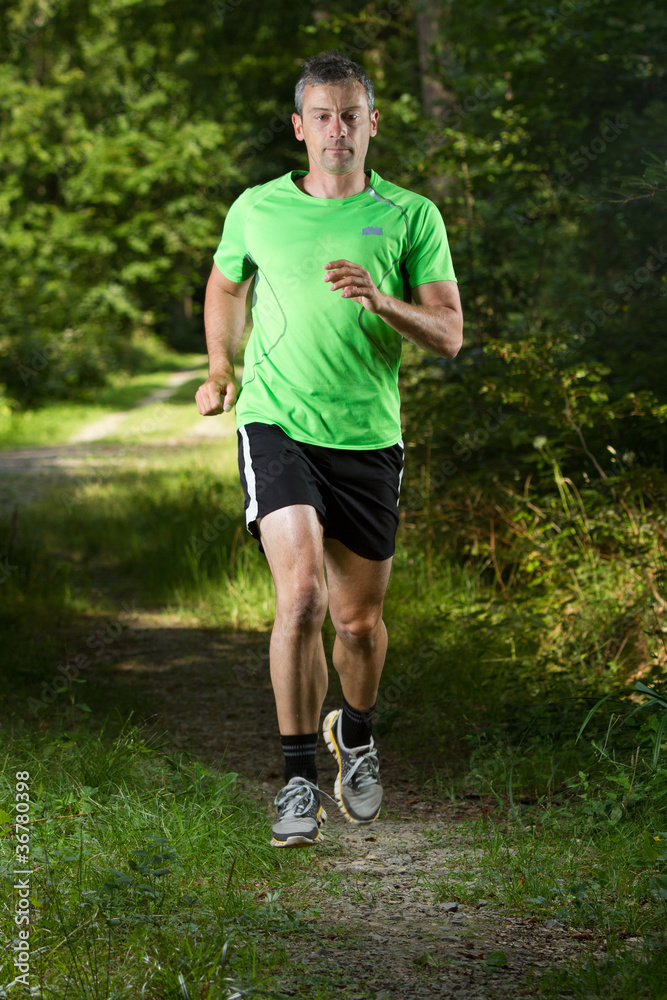 Jogger auf einem Waldweg Jogger auf einem Waldweg