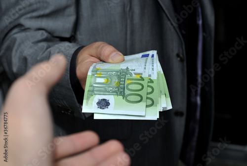 Hand nimmt Euro Geldscheine